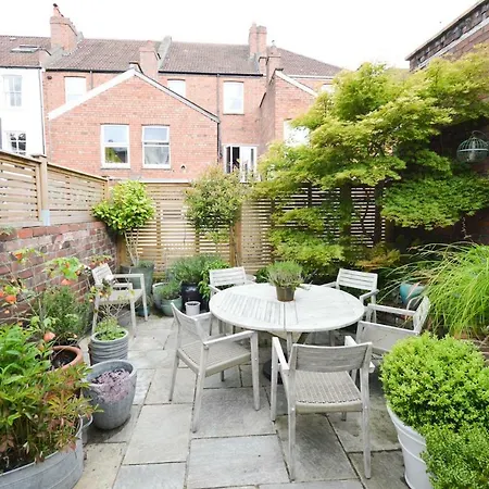 Stunning Victorian With Private Garden بريستول